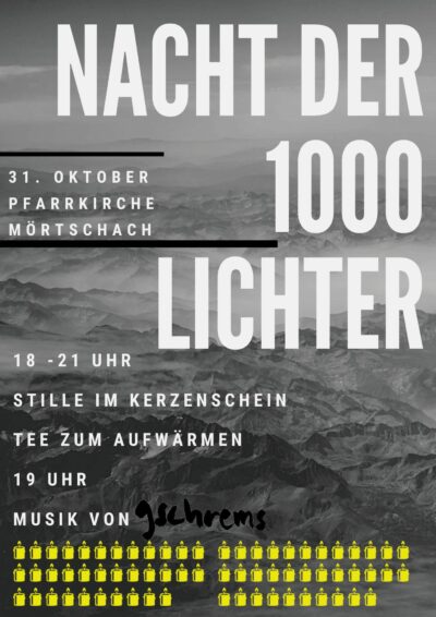 Plakat zur Veranstaltung „Nacht der 1000 Lichter“ am 31. Oktober in der Pfarrkirche Mörtschach. Das Plakat zeigt eine stimmungsvolle Berglandschaft in Grautönen mit großer weißer Schrift. Es informiert über den Ablauf: Von 18 bis 21 Uhr Stille im Kerzenschein und Tee zum Aufwärmen, um 19 Uhr Musik von gschrems. Unten sind viele gelbe Kerzen-Symbole abgebildet.